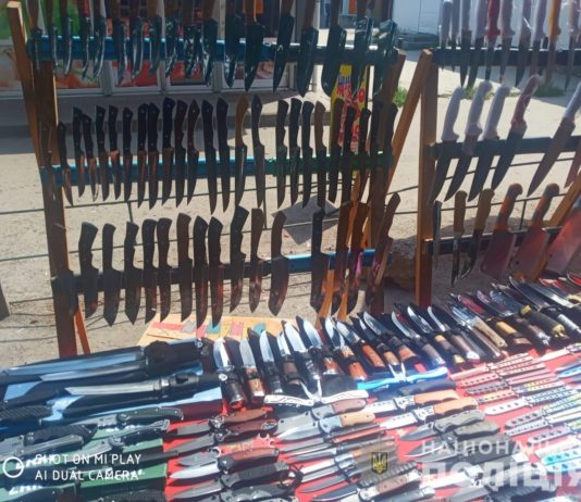 Павлоградец на рынке торговал холодным оружием (ФОТО и ВИДЕО)