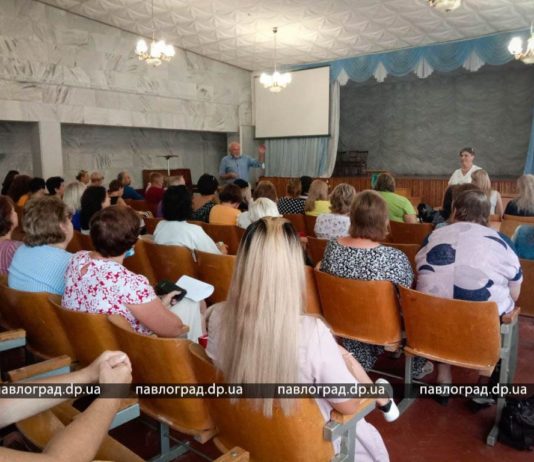 В зале был аншлаг: в Павлоградском лицее №1 кандидаты познакомились с педколлективом