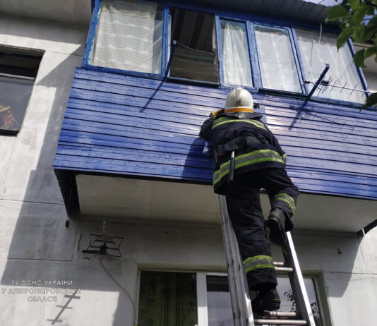 В Павлограде спасатели через балкон проникли в квартиру: зачем?