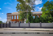 В одной из школ Павлограда ремонтируют шатровую крышу