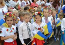 В школах Павлограда прозвенел первый звонок