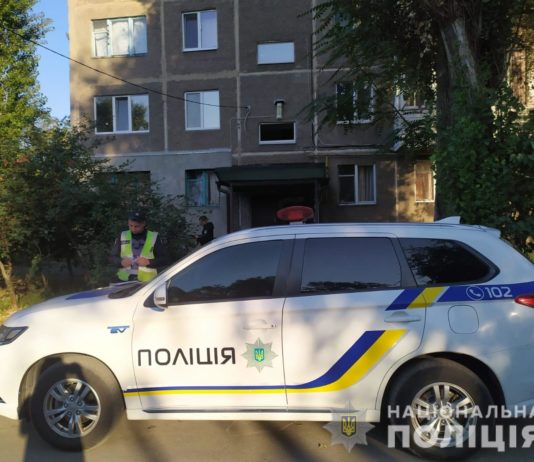 В одном из павлоградских подъездов зарезали мужчину