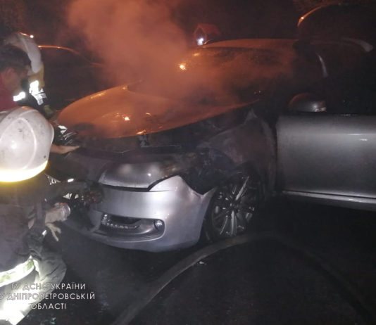 В Павлограде во дворе загорелась машина