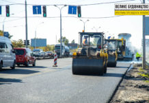 Стелют финишное покрытие: дорожники обновляют трассу на Павлоград