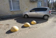 Не пролежали и суток: в Павлограде автовладельцы незаконно паркуют авто на тротуаре