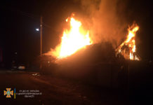 На одной из центральных улиц Павлограда горел дом