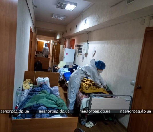 В больнице Павлограда ковидные больные заполнили не только палаты, но и коридоры (ФОТО)