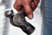 Павлоградца жестко избили молотком