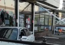 В Павлограде машина врезалась в кафе (ВИДЕО)