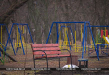 В одном из парков Павлограда устанавливают лавочки