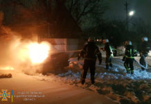 В Павлограде спасатели тушили горящее авто (ВИДЕО)