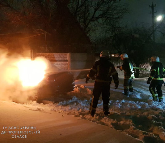 В Павлограде спасатели тушили горящее авто (ВИДЕО)