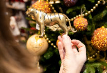 Как украсить ёлку к 2022 году: советы декораторов