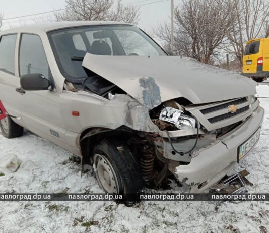 В Павлограде легковушка снесла электроопору (ВИДЕО)