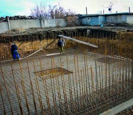 В Першотравенске идет стройка большого резервуара для воды