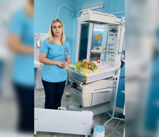 Павлоградский роддом получил подарки для новорожденных