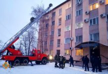 Пожарные автомобили и силовики со щитами: что происходило возле Павлоградского суда