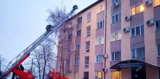 Пожарные автомобили и силовики со щитами: что происходило возле Павлоградского суда