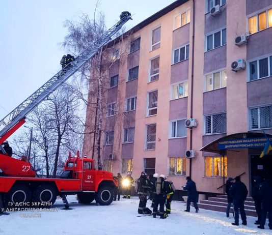 Пожарные автомобили и силовики со щитами: что происходило возле Павлоградского суда