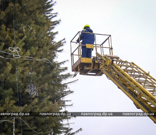 В Павлограде начался демонтаж новогоднего городка (ФОТОФАКТ)