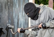 Павлоградец пробил стену гаража, чтобы украсть автомобиль