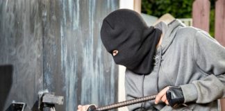 Павлоградец пробил стену гаража, чтобы украсть автомобиль