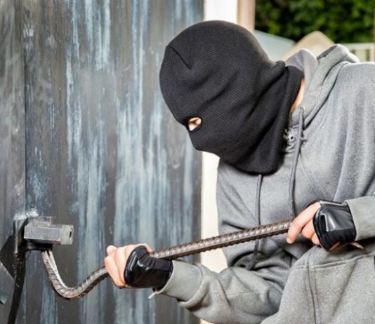 Павлоградец пробил стену гаража, чтобы украсть автомобиль