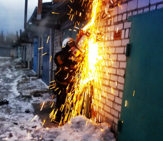 В Павлограде спасателям пришлось вскрывать гараж