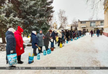 Павлоградцы идут в церковь святить воду (ФОТО)