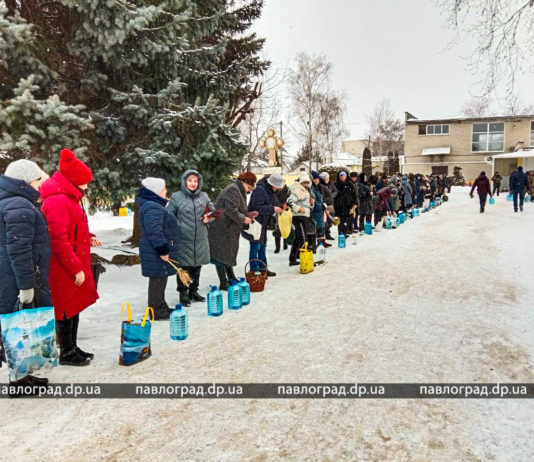 Павлоградцы идут в церковь святить воду (ФОТО)