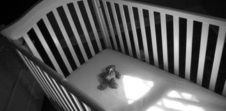 У Павлограді немовля спало з батьками і загинуло