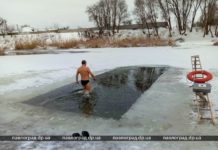 Павлоградцы отметили Крещение купанием в проруби