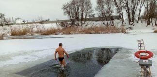 Павлоградцы отметили Крещение купанием в проруби