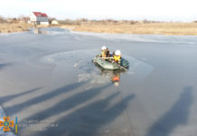 В Павлоградском районе спасатели достали из реки труп