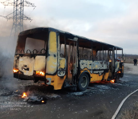 На Петропавловщине сгорел дотла пассажирский автобус (ФОТО, ДОБАВЛЕНО ВИДЕО)