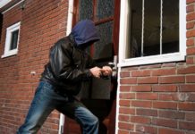 Грабитель вломился в дом к павлоградке