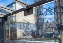 В Павлограде вандалы разрисовали остановки