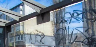 В Павлограде вандалы разрисовали остановки