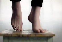 Жительницу Павлограда нашли повешенной на шведской стенке