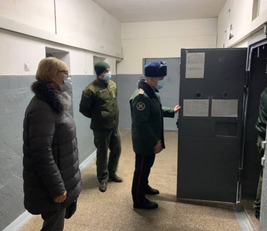 Омбудсмен показала камеру СИЗО, где сидит нацгвардеец Рябчук