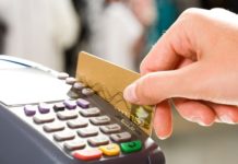 В Павлограде все магазины обязали работать как с наличкой, так и с картами