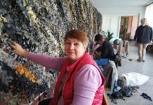 Павлоградки плетуть маскувальні сітки для фронту