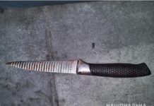 Попросив грошей на горілку: тернівчанин вдарив жінку ножем