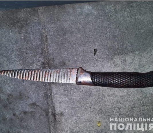 Попросив грошей на горілку: тернівчанин вдарив жінку ножем