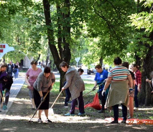 У Першотравенську переселенки з Луганщини вийшли на толоку