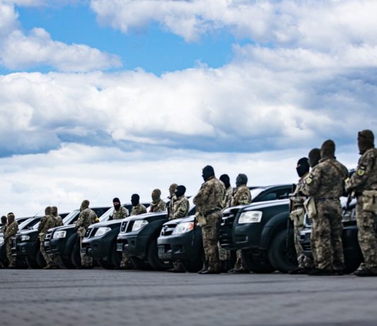 Теробороні Дніпра передали пікапи і мікроавтобуси (ФОТОФАКТ)
