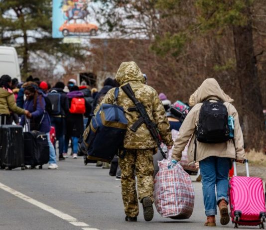 Кому з українців дозволено виїзд з країни: у РНБО спростували фейки