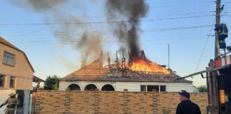 У Павлограді згорів дах будинку (ФОТО)