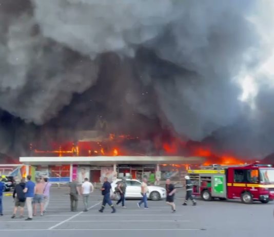 На Полтавщині ракета влучила у торговельний центр, де було багато людей (ВІДЕО)