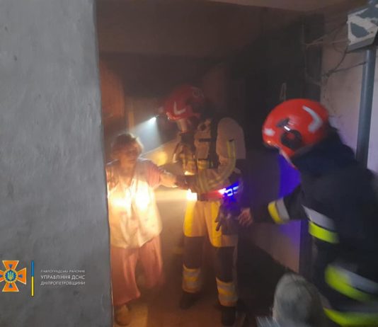 На центральній вулиці Павлограда загорівся балкон